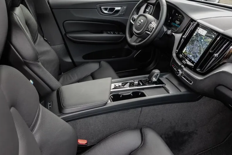 Volvo XC60 din 2024 cu 5.000 km - oferta VOL120656 - foto 4