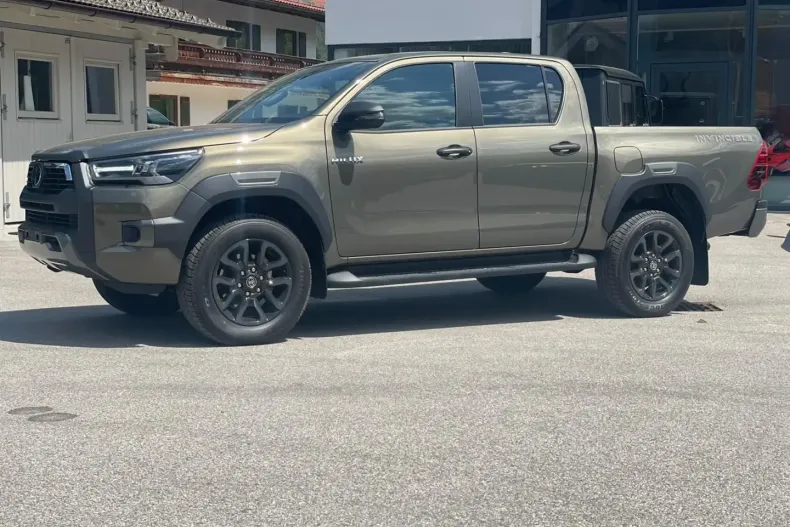 Toyota Hilux din 2024 cu 8.900 km - oferta TOY120717 - foto 1
