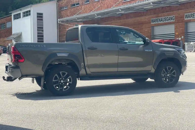 Toyota Hilux din 2024 cu 8.900 km - oferta TOY120717 - foto 3