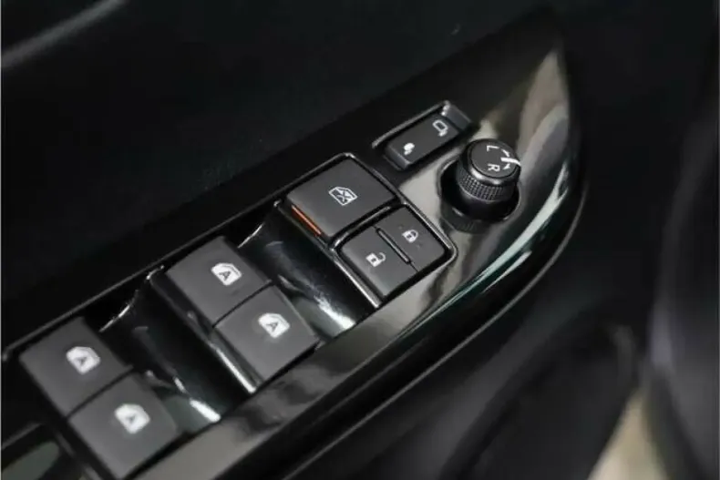 Toyota Hilux din 2024 cu 8.900 km - oferta TOY120717 - foto 9