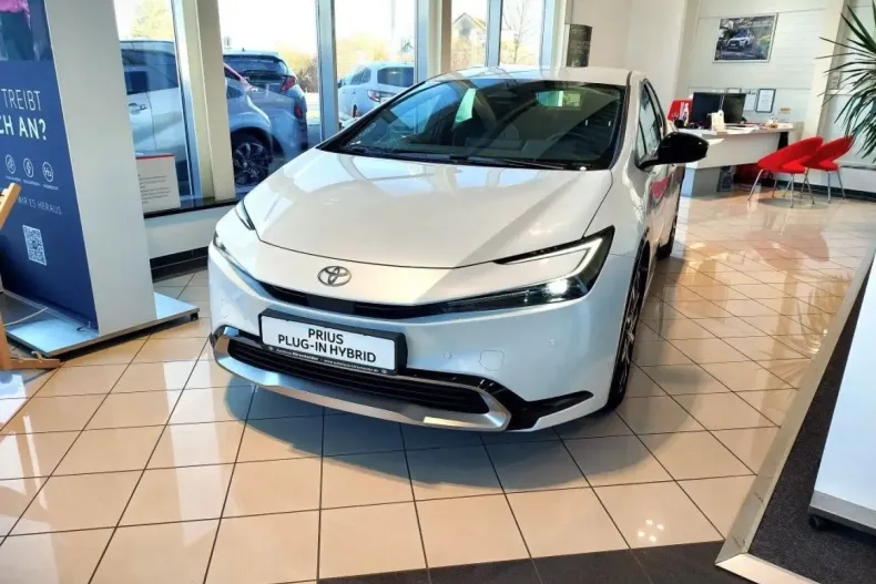 Toyota Prius din 2024 cu 3.037 km - oferta TOY120947 - foto 1