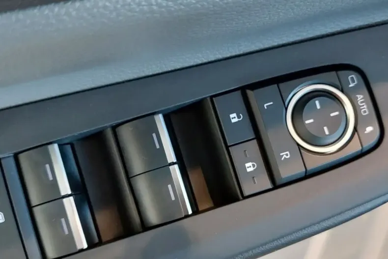 Toyota Prius din 2024 cu 3.037 km - oferta TOY120947 - foto 17