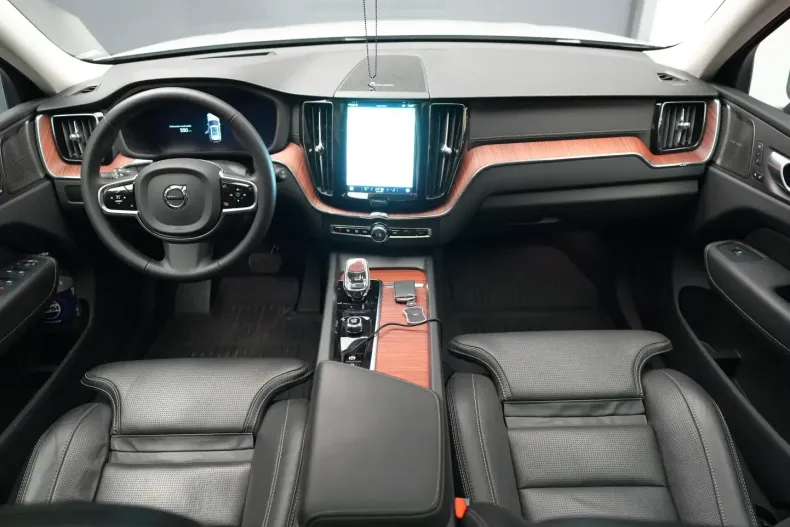 Volvo XC60 din 2024 cu 21.000 km - oferta VOL121005 - foto 2