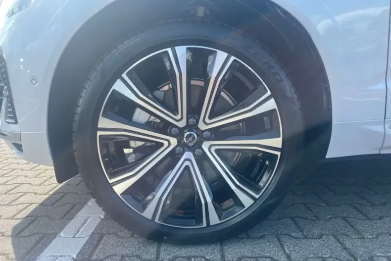 Volvo XC60 din 2024 cu 7.968 km - oferta VOL121162 - foto 6