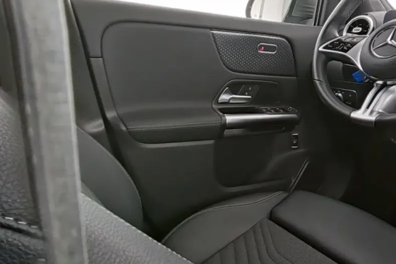 Mercedes-Benz GLA 180 din 2024 cu 14.300 km - oferta MER121282 - foto 9