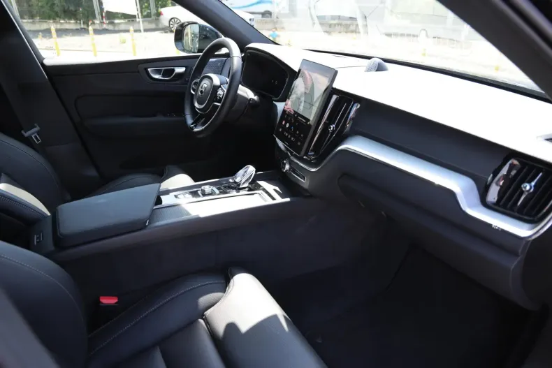 Volvo XC60 din 2025 cu 5.000 km - oferta VOL121288 - foto 8