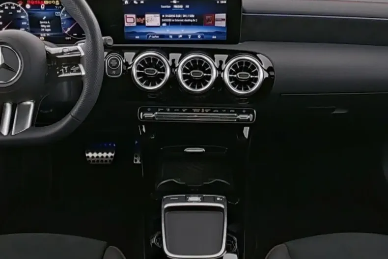 Mercedes-Benz CLA 200 din 2024 cu 8.159 km - oferta MER121689 - foto 5