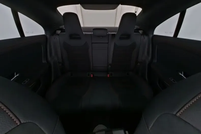 Mercedes-Benz CLA 200 din 2024 cu 8.159 km - oferta MER121689 - foto 8