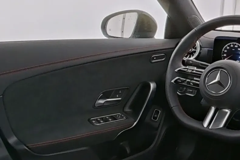Mercedes-Benz CLA 200 din 2024 cu 8.159 km - oferta MER121689 - foto 9
