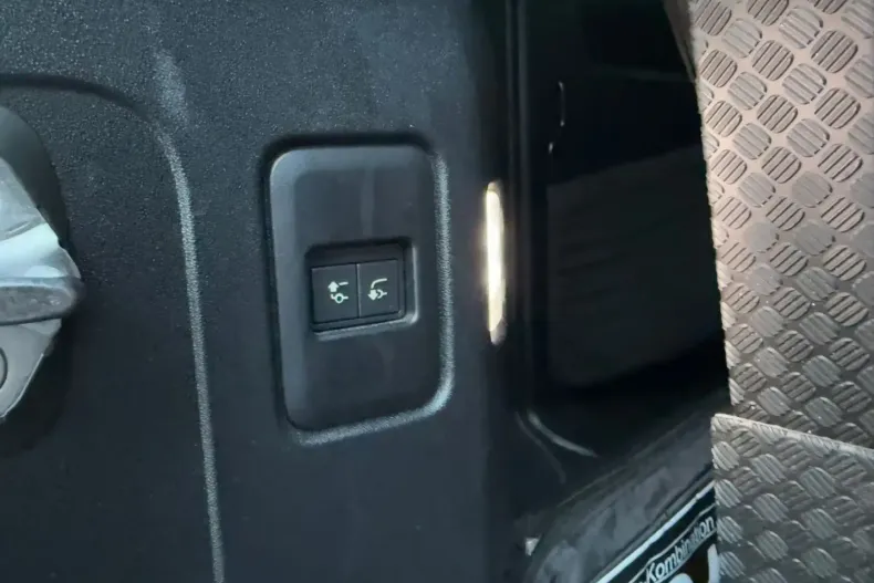 Land Rover Defender din 2022 cu 56.000 km - oferta LAN121716 - foto 25