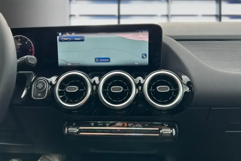 Mercedes-Benz GLA 220 din 2024 cu 4.535 km - oferta MER122081 - foto 6