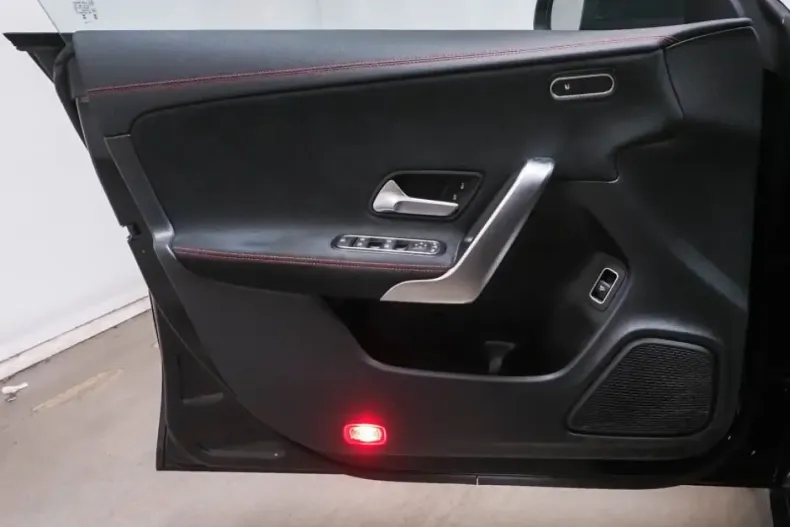 Mercedes-Benz CLA 200 din 2024 cu 19.723 km - oferta MER122237 - foto 10