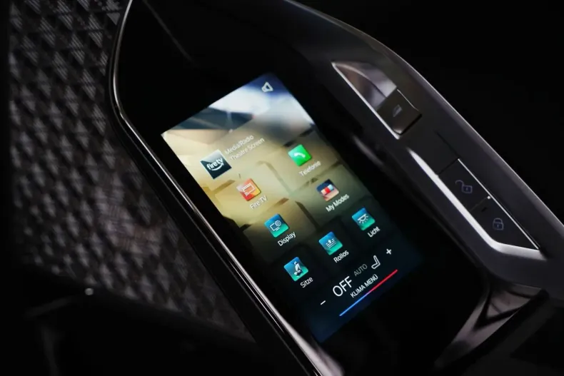 BMW 750 din 2024 cu 2.000 km - oferta BMW122335 - foto 16