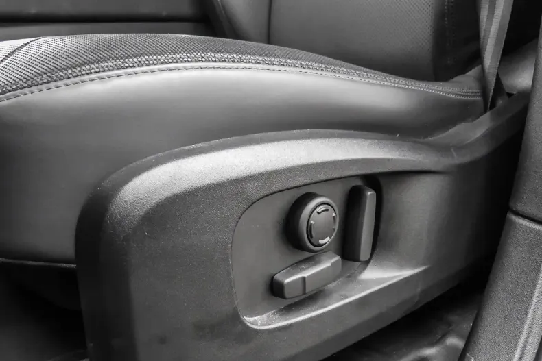 Land Rover Defender din 2023 cu 26.000 km - oferta LAN122633 - foto 16