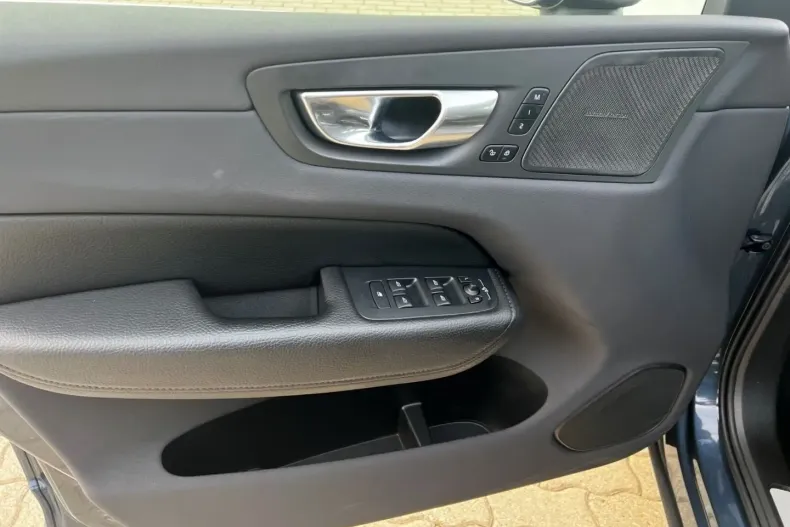 Volvo XC60 din 2020 cu 71.400 km - oferta VOL122643 - foto 3