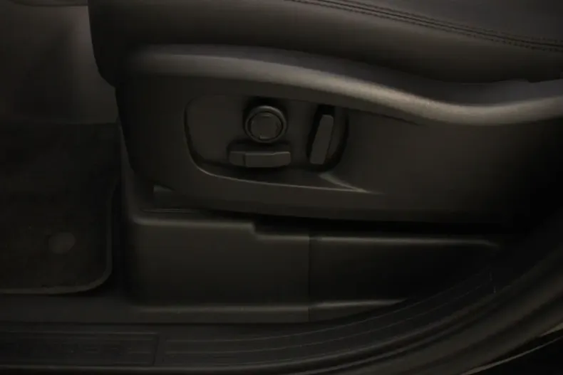 Land Rover Defender din 2024 cu 6.500 km - oferta LAN122658 - foto 16