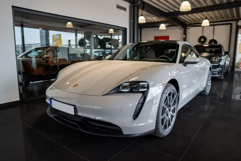 Porsche Taycan din 2024 cu 3.100 km - oferta POR122686 - foto 1