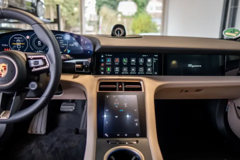 Porsche Taycan din 2024 cu 3.100 km - oferta POR122686 - foto 3