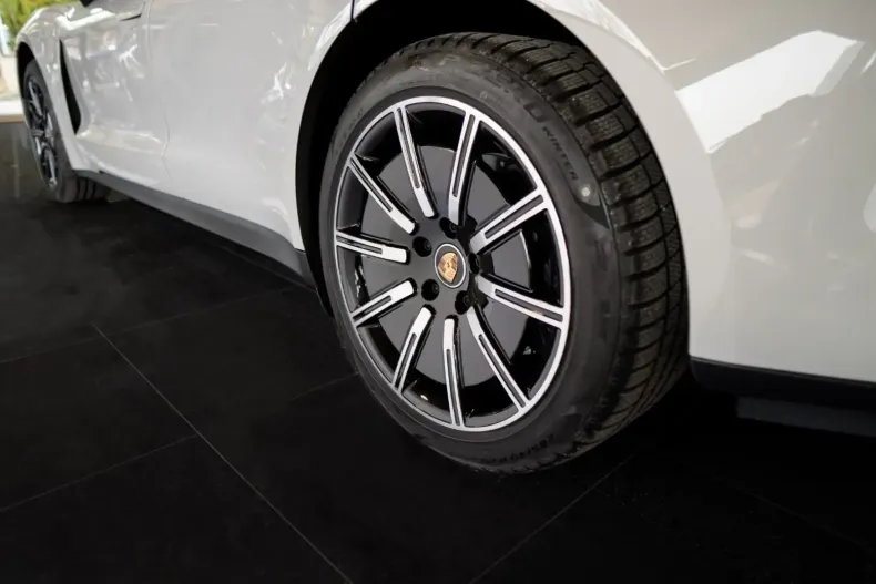 Porsche Taycan din 2024 cu 3.100 km - oferta POR122686 - foto 6