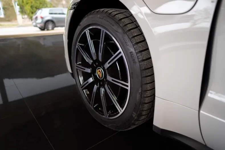 Porsche Taycan din 2024 cu 3.100 km - oferta POR122686 - foto 11