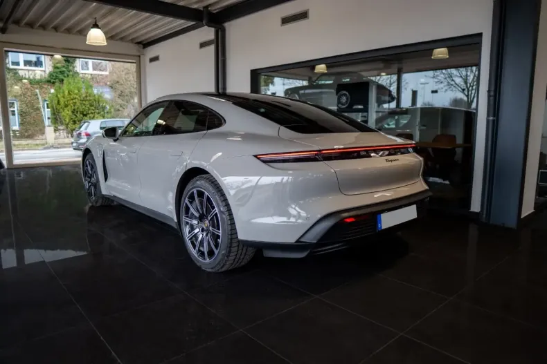 Porsche Taycan din 2024 cu 3.100 km - oferta POR122686 - foto 16