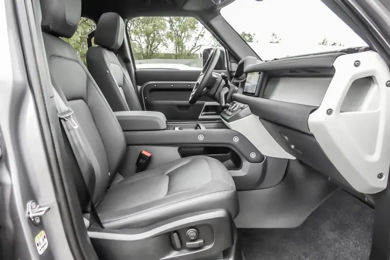 Land Rover Defender din 2023 cu 25.020 km - oferta LAN122695 - foto 3