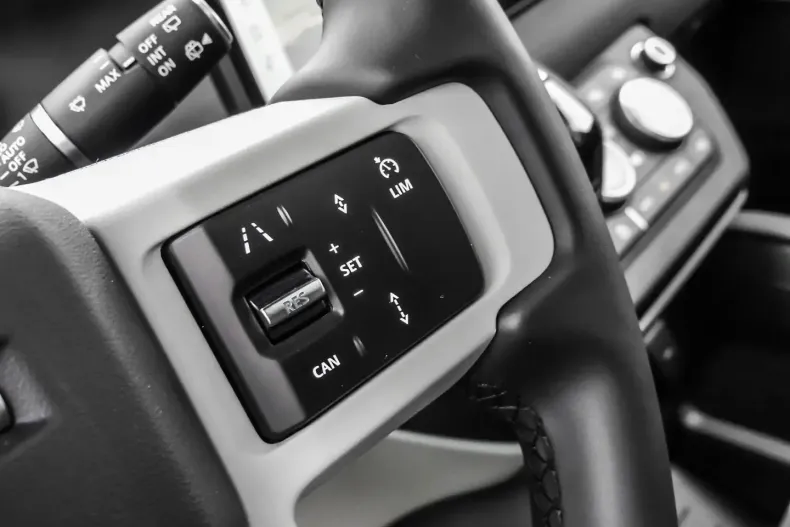 Land Rover Defender din 2023 cu 25.020 km - oferta LAN122695 - foto 13