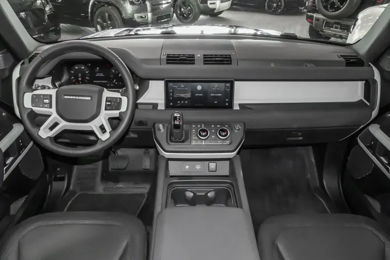 Land Rover Defender din 2023 cu 26.040 km - oferta LAN122696 - foto 4