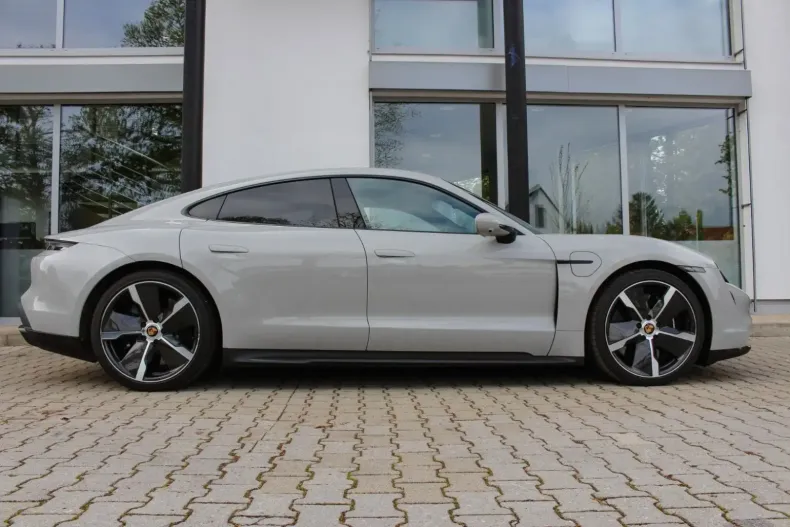 Porsche Taycan din 2022 cu 10.600 km - oferta POR122736 - foto 4