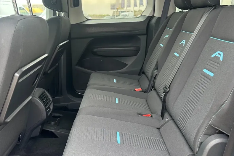 Ford Tourneo Connect din 2023 cu 5.000 km - oferta FOR122871 - foto 8