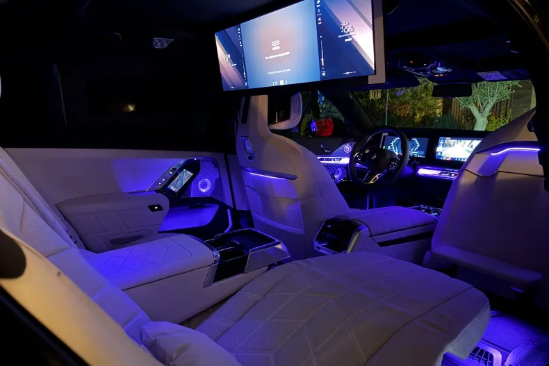 BMW Seria 7 din 2025 cu 15 km - oferta BMW124072 - foto 8