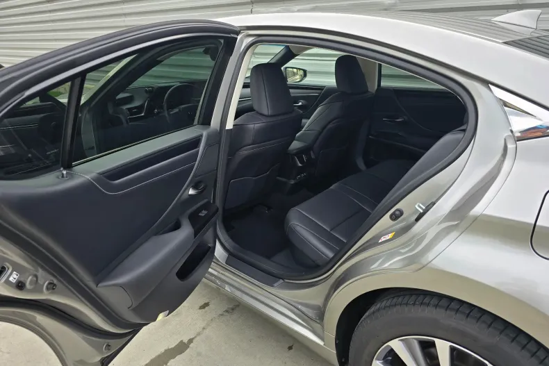 Lexus Seria ES din 2019 cu 117.500 km - oferta LEX124116 - foto 24