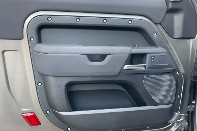 Land Rover Defender din 2023 cu 22.500 km - oferta LAN124540 - foto 7