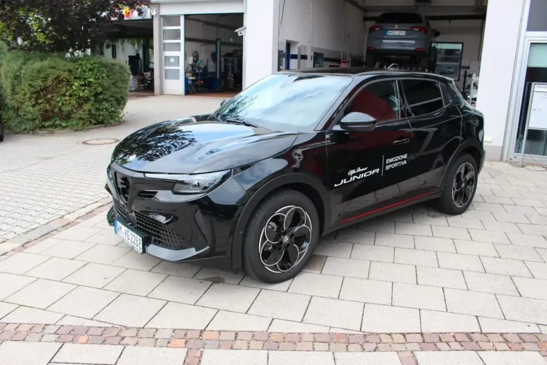 Alfa Romeo Junior din 2024 cu 4.800 km - oferta ALF124605 - foto 1