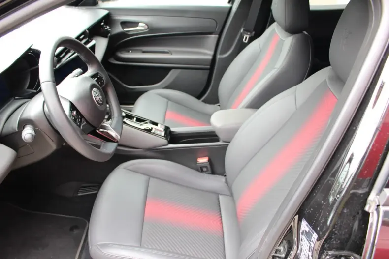 Alfa Romeo Junior din 2024 cu 4.800 km - oferta ALF124605 - foto 11