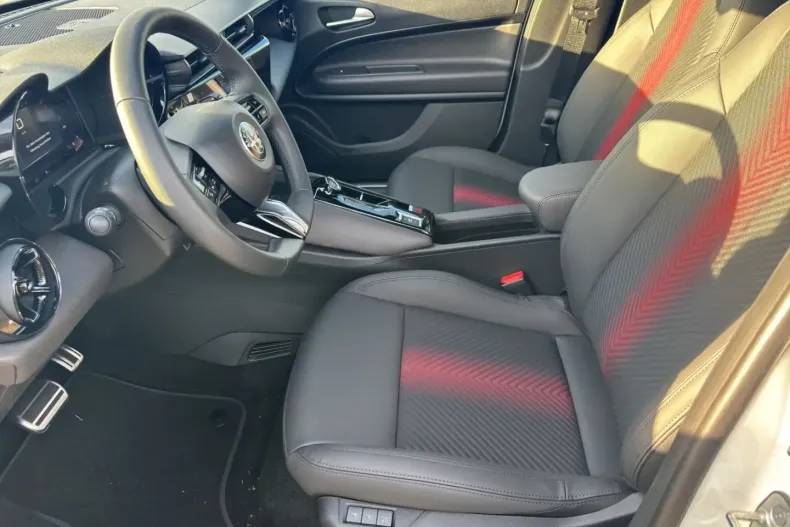 Alfa Romeo Junior din 2024 cu 15.555 km - oferta ALF124611 - foto 11