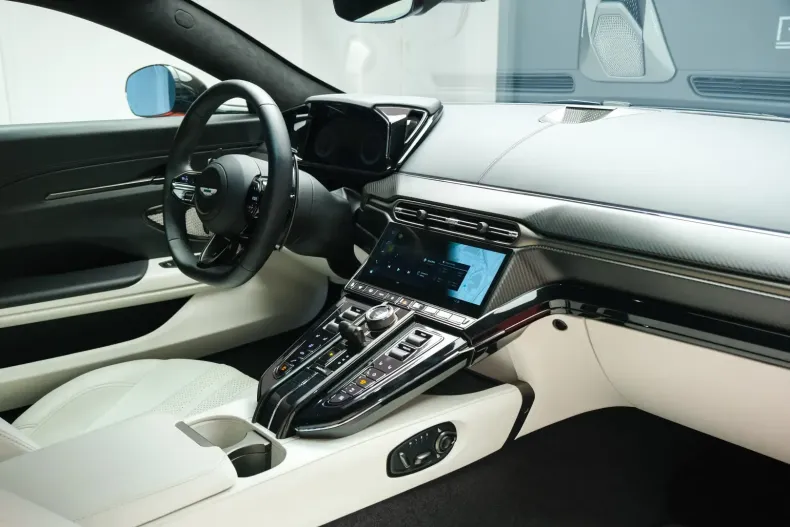 Aston Martin V8 Vantage din 2024 cu 1.329 km - oferta AST124617 - foto 6