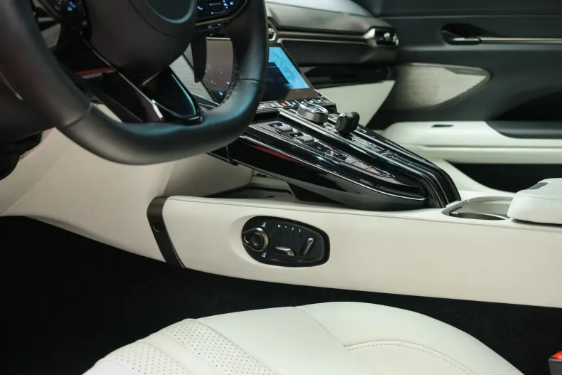 Aston Martin V8 Vantage din 2024 cu 1.329 km - oferta AST124617 - foto 8