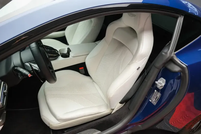 Aston Martin V8 Vantage din 2024 cu 1.329 km - oferta AST124617 - foto 11