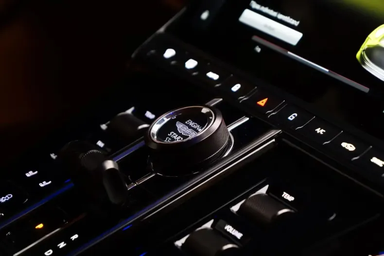 Aston Martin V8 Vantage din 2025 cu 200 km - oferta AST124743 - foto 8