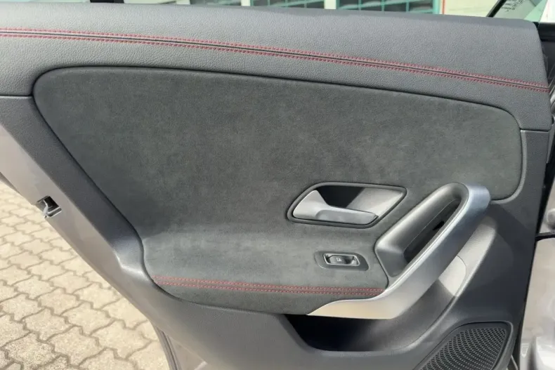 Mercedes-Benz CLA 220 din 2024 cu 21.992 km - oferta MER124803 - foto 16