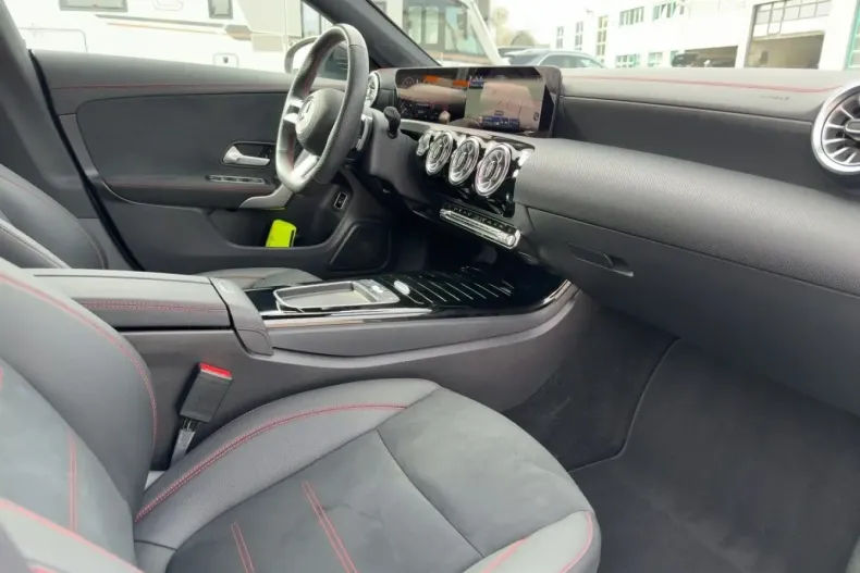 Mercedes-Benz CLA 220 din 2024 cu 21.992 km - oferta MER124803 - foto 17