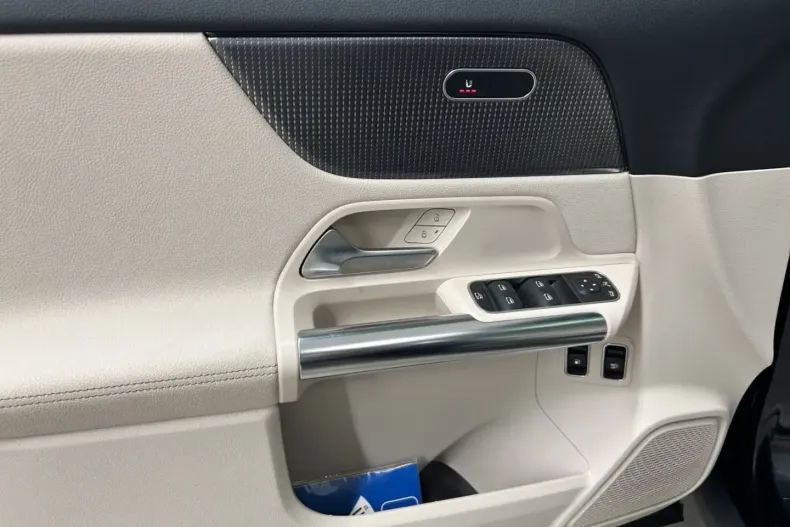 Mercedes-Benz GLA 250 din 2021 cu 23.700 km - oferta MER125016 - foto 10