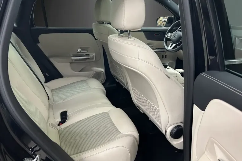 Mercedes-Benz GLA 250 din 2021 cu 23.700 km - oferta MER125016 - foto 11