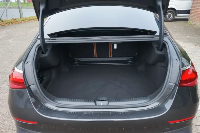 Mercedes-Benz E 220 din 2024 cu 19.877 km - oferta MER125097 - foto 11