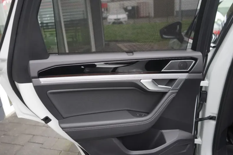 Volkswagen Touareg din 2022 cu 26.300 km - oferta VOL125104 - foto 29