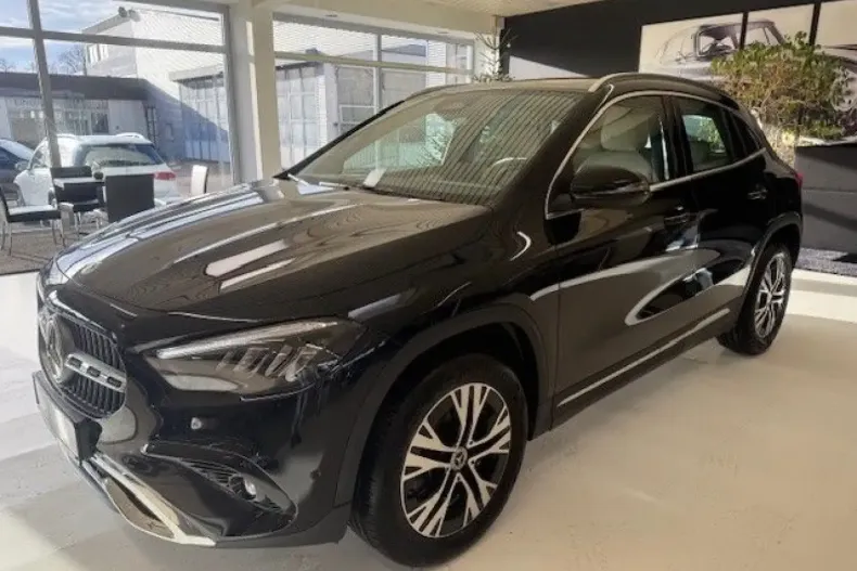 Mercedes-Benz GLA 200 din 2023 cu 4.999 km - oferta MER125131 - foto 3