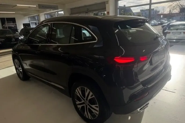 Mercedes-Benz GLA 200 din 2023 cu 4.999 km - oferta MER125131 - foto 4