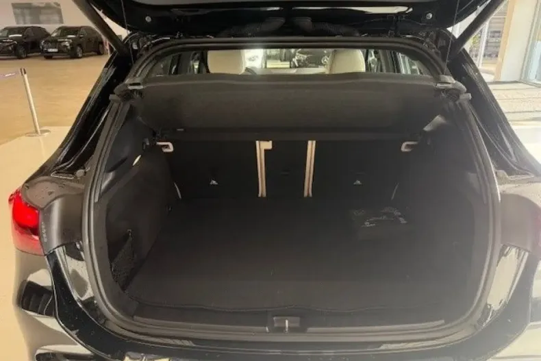 Mercedes-Benz GLA 200 din 2023 cu 4.999 km - oferta MER125131 - foto 7