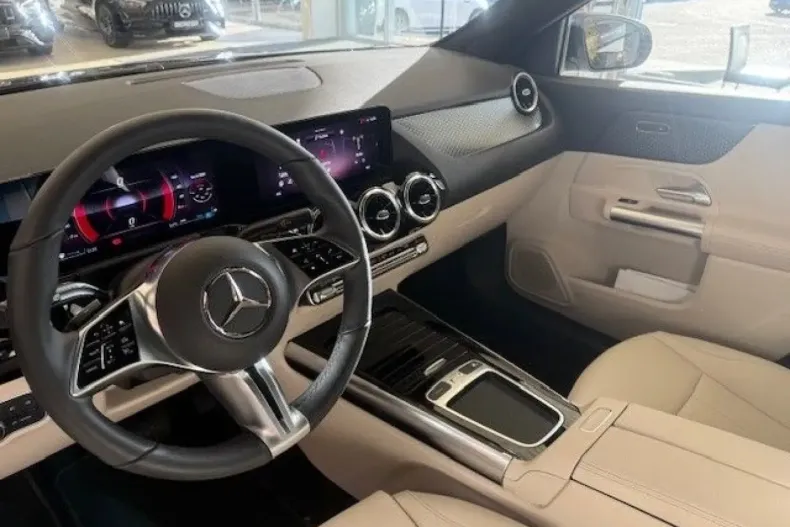 Mercedes-Benz GLA 200 din 2023 cu 4.999 km - oferta MER125131 - foto 8